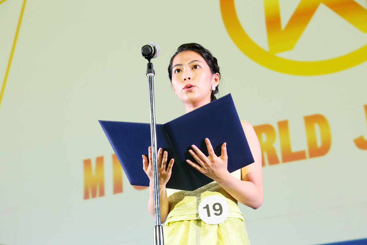 ミス・ワールド2020日本大会でチームワーク部門を受賞し、代表でスピーチに臨む圓奈まりあ。