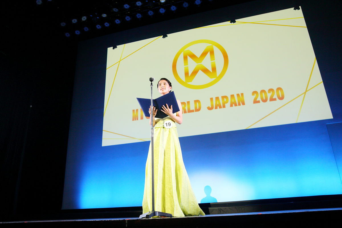 ミス・ワールド2020日本大会でチームワーク部門を受賞し、代表でスピーチに臨む圓奈まりあ。